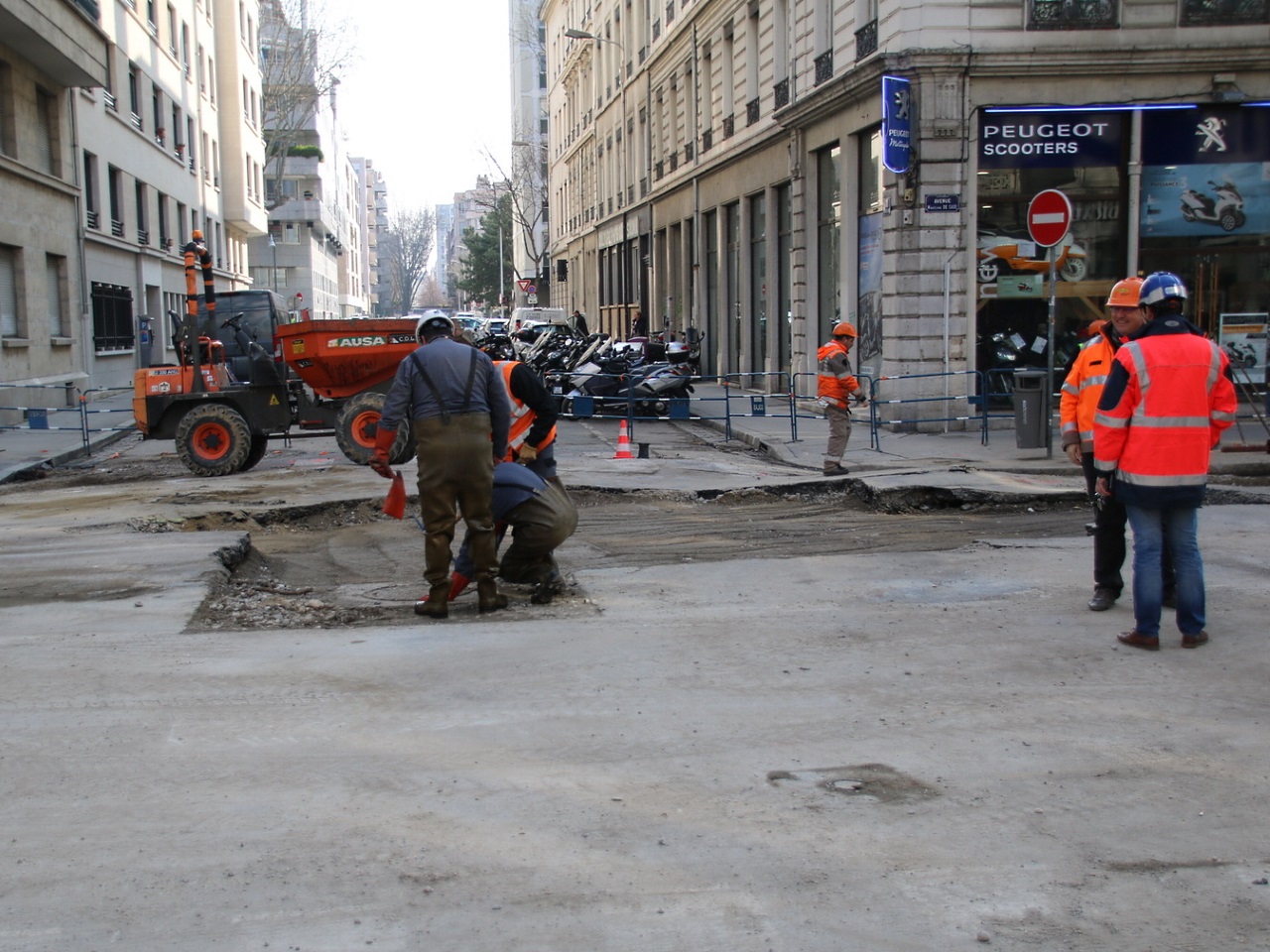 Cratère avenue de Saxe : des réponses dans un mois ? Cratère avenue de Saxe : des réponses dans un mois ?