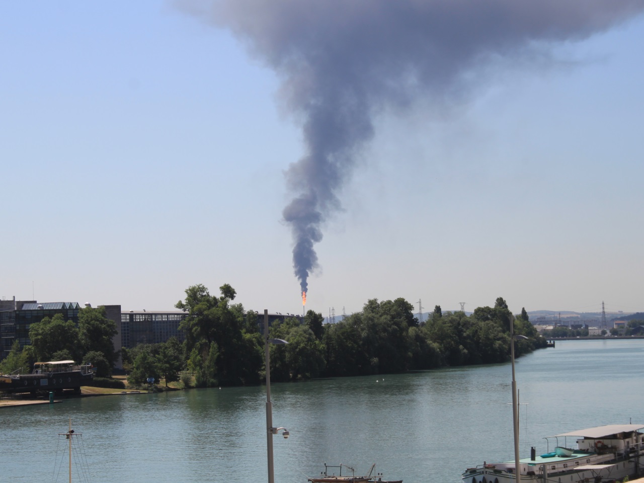 Panache de fum&eacute;e &agrave; Lyon : la raffinerie de Feyzin fait face &agrave; un d&eacute;r&eacute;glage d'unit&eacute;