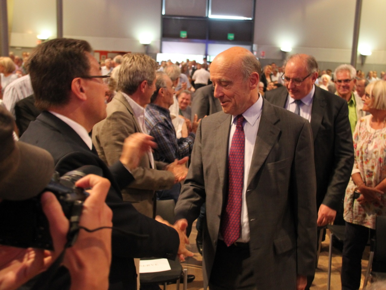 Alain Juppé rassemble 750 personnes à Villefranche-sur-Saône Alain Juppé rassemble 750 personnes à Villefranche-sur-Saône