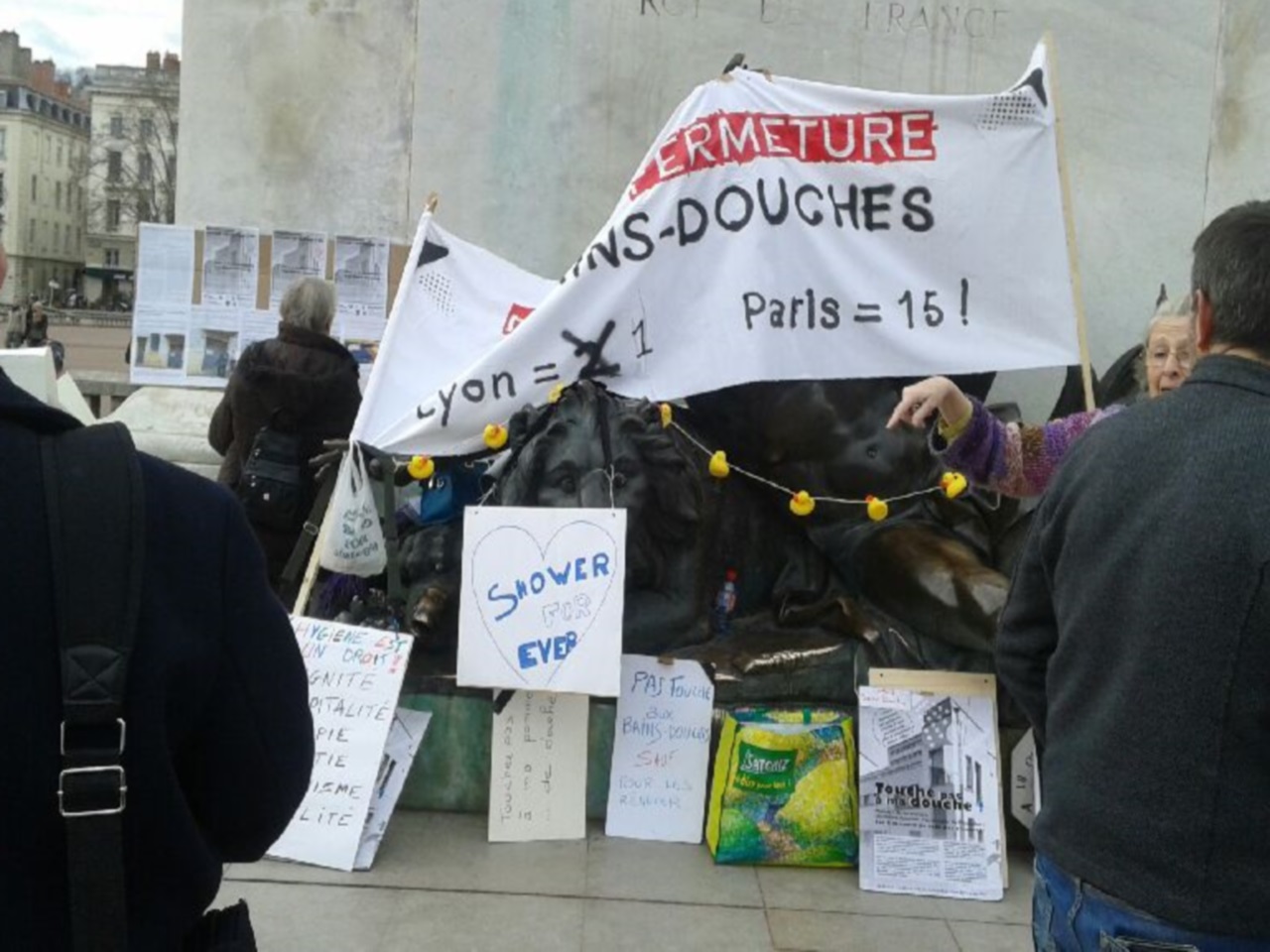150 manifestants dans les rues de Lyon contre la fermeture des bains douches 150 manifestants dans les rues de Lyon contre la fermeture des bains douches