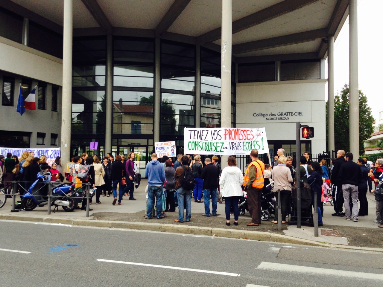 Villeurbanne : 200 personnes manifestent contre "l’algécole"