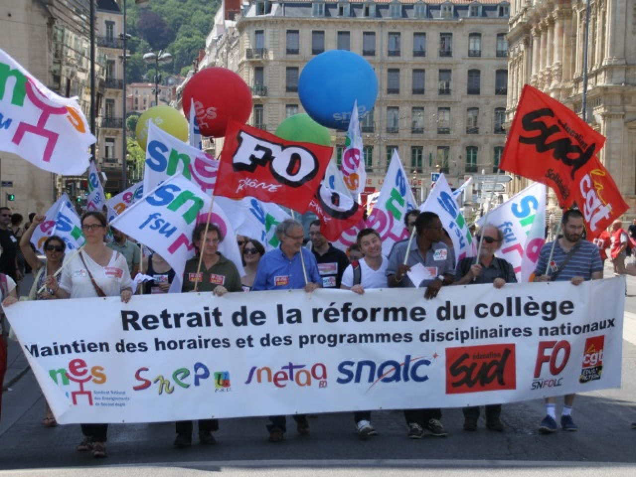 400 profs dans les rues de Lyon pour dénoncer la réforme des collèges 400 profs dans les rues de Lyon pour dénoncer la réforme des collèges