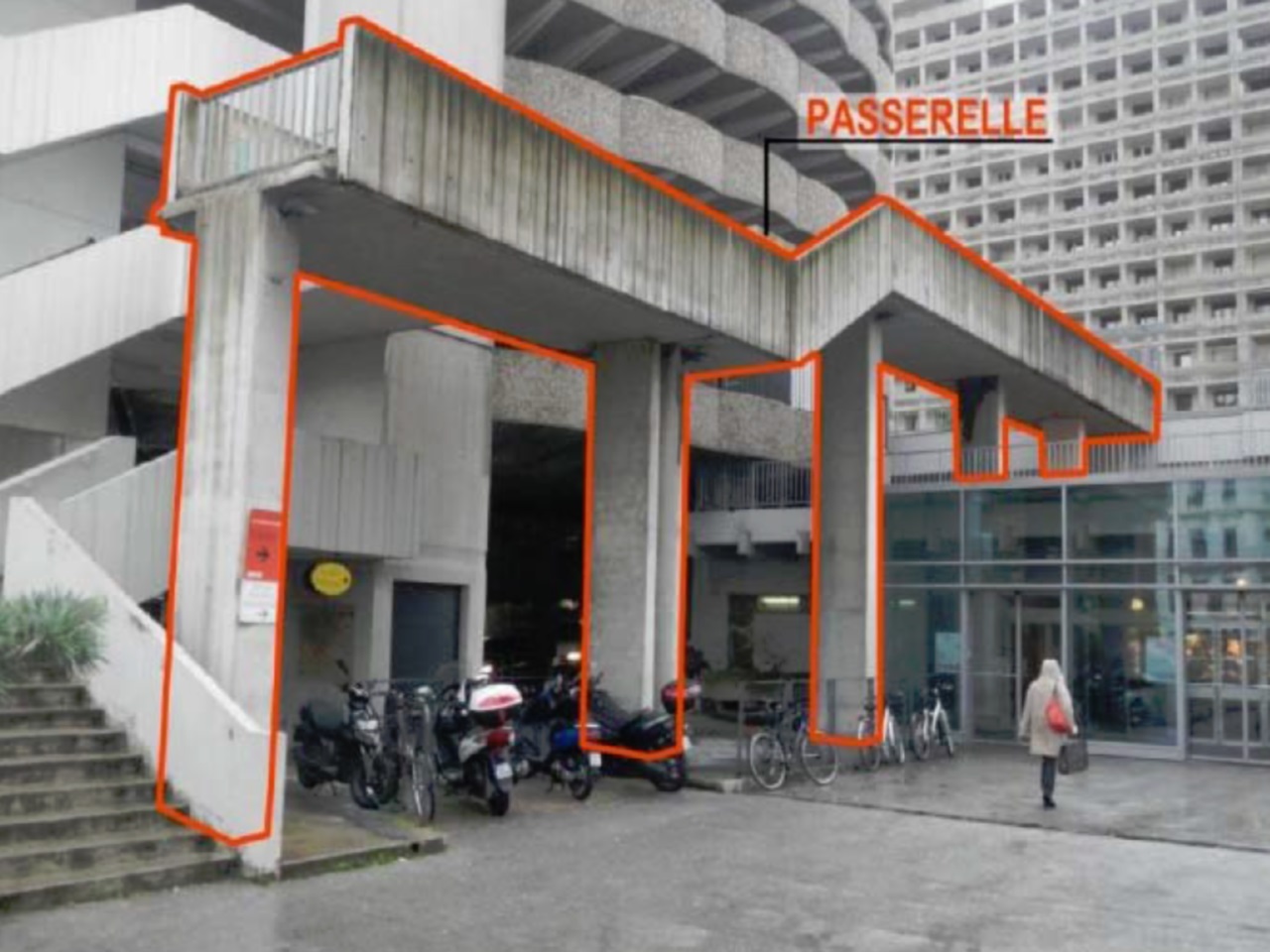 La passerelle du parc de stationnement des Halles Paul Bocuse bientôt démolie à Lyon La passerelle du parc de stationnement des Halles Paul Bocuse bientôt démolie à Lyon