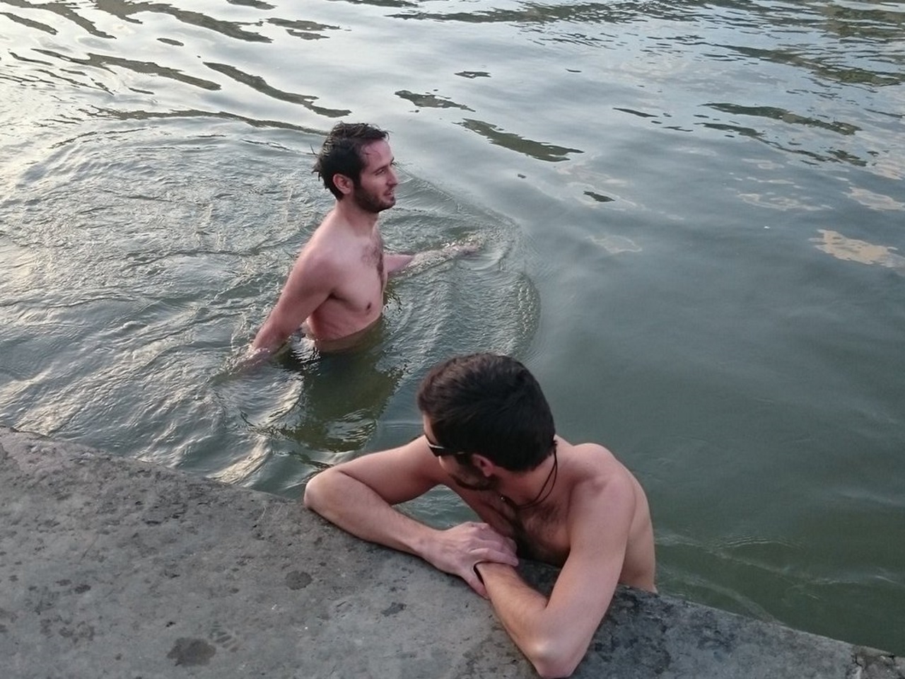 Deux responsables du MoDem du Rhône se baignent dans la Saône Deux responsables du MoDem du Rhône se baignent dans la Saône