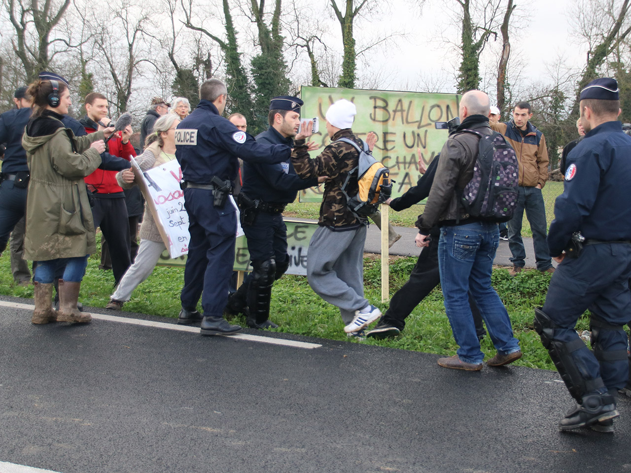 Parc OL : une cinquantaine de soutiens à Philippe Layat ont manifesté Parc OL : une cinquantaine de soutiens à Philippe Layat ont manifesté