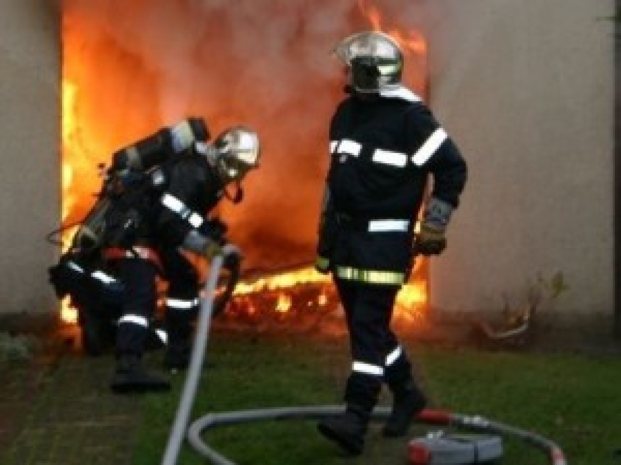 Incendie à Corbas : les pompiers resteront sur place jusqu’à lundi Incendie à Corbas : les pompiers resteront sur place jusqu’à lundi
