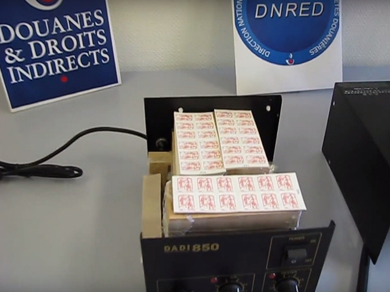 Douanes : 81 600 timbres de contrefa&ccedil;on saisis &agrave; Lyon Saint-Exup&eacute;ry