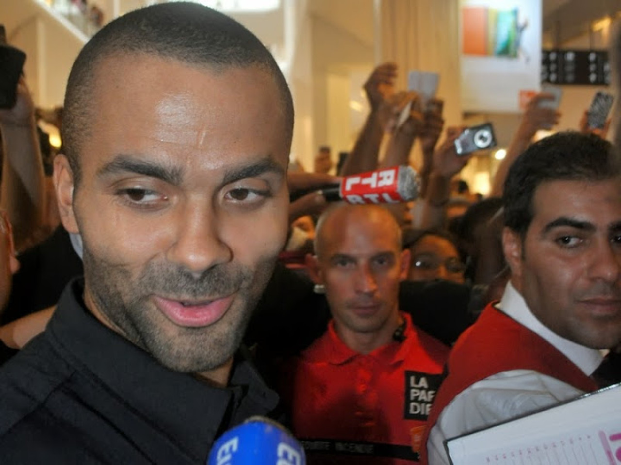 S&eacute;ance de d&eacute;cicaces &agrave; Villeurbanne avec l'&eacute;quipe de France de basket