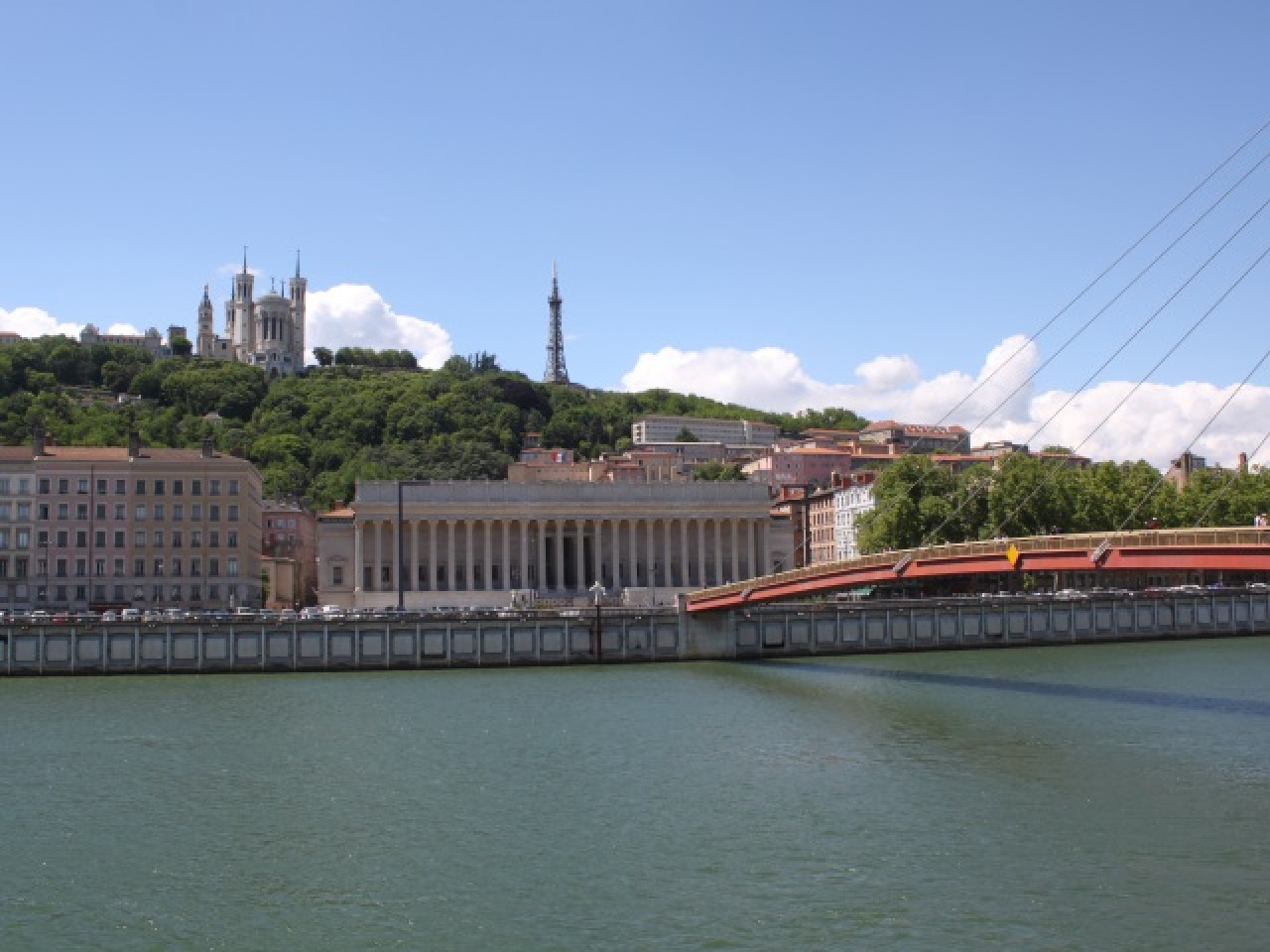 Deux femmes devant les Assises du Rhône pour un désenvoutement qui a mal tourné Deux femmes devant les Assises du Rhône pour un désenvoutement qui a mal tourné