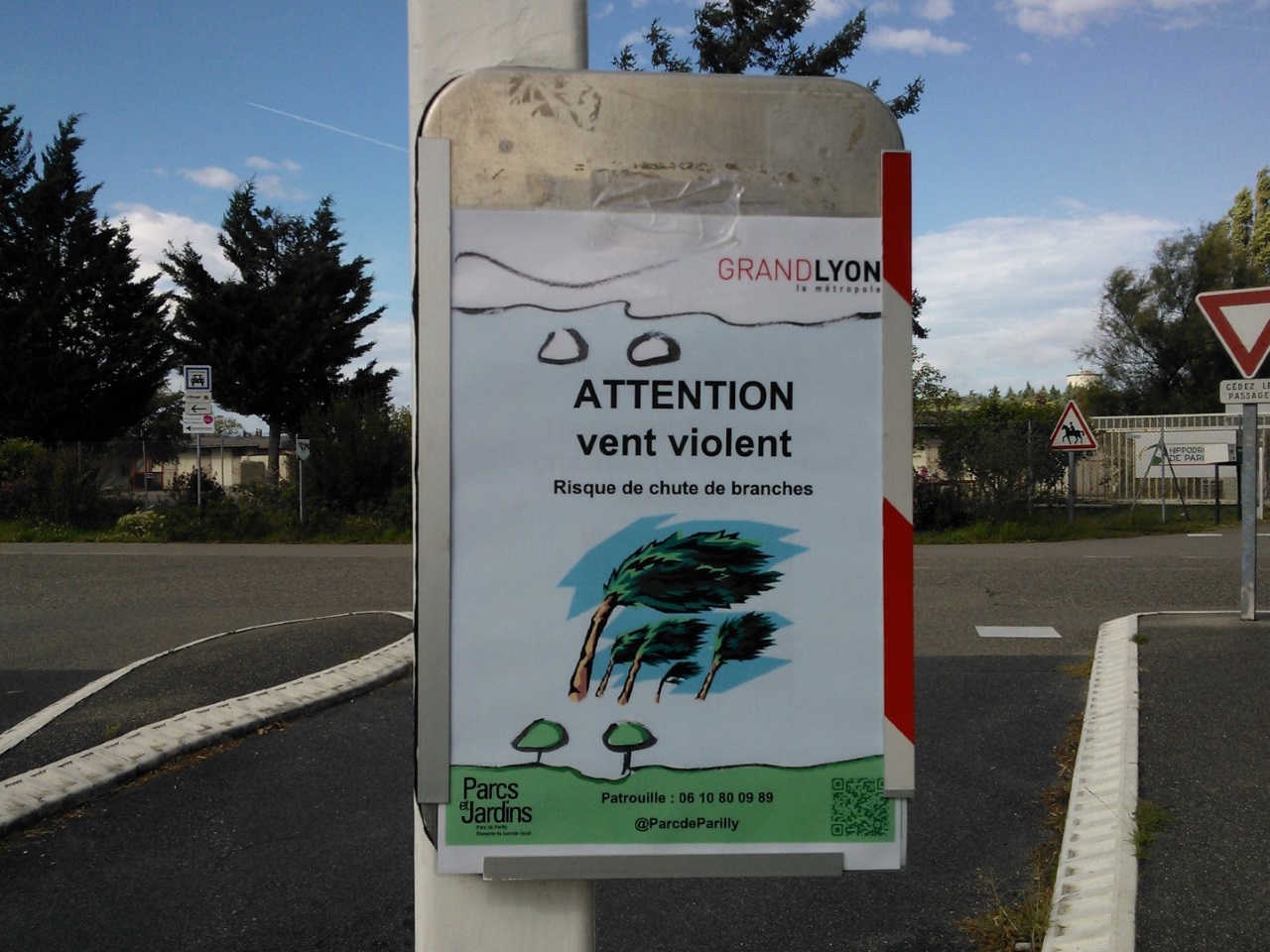 Vents violents dans le Rhône : plus de 200 interventions de pompiers, un mort et des blessés Vents violents dans le Rhône : plus de 200 interventions de pompiers, un mort et des blessés