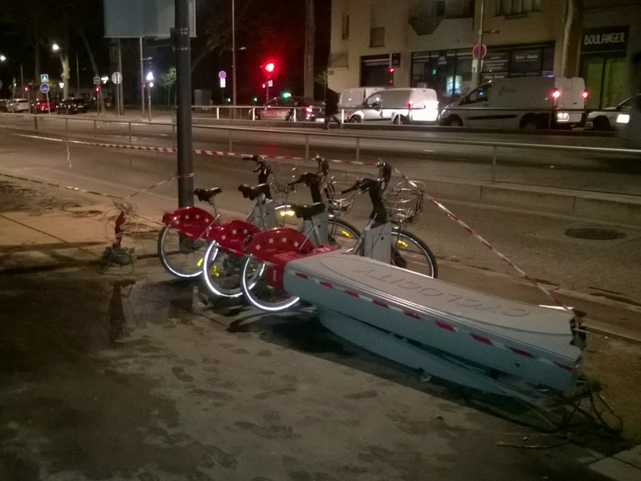 Accident cours Charlemagne : les trois occupants du véhicule laissés libres Accident cours Charlemagne : les trois occupants du véhicule laissés libres