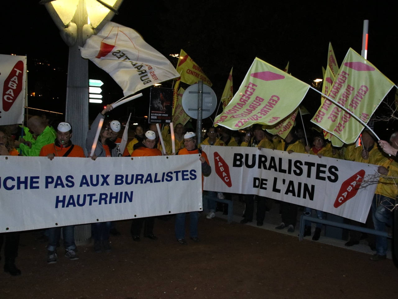 Plus de 500 buralistes réunis à Lyon contre le paquet de cigarettes neutre