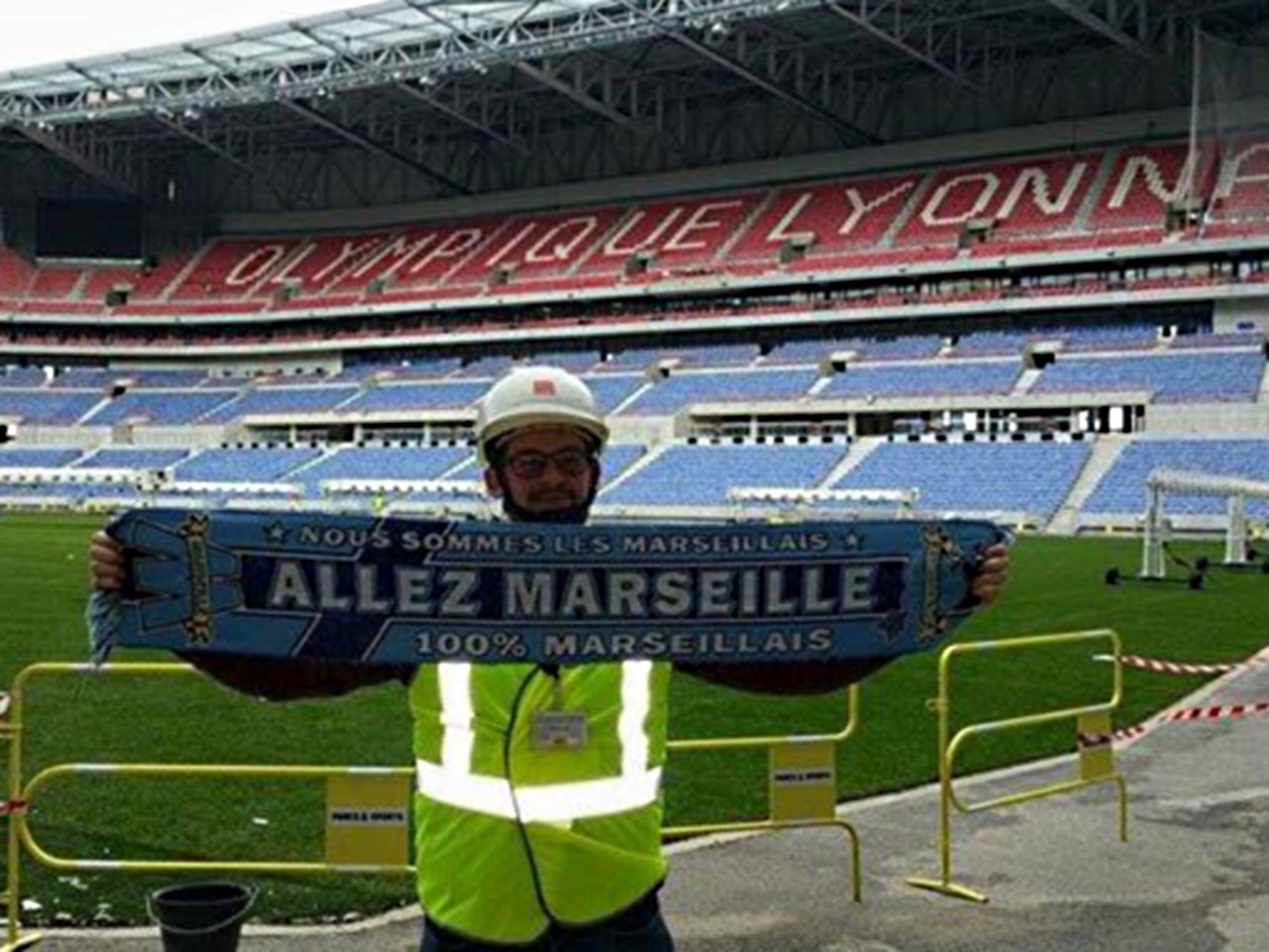 Un supporter de l’OM pose en plein milieu du Grand Stade de l’OL ! Un supporter de l’OM pose en plein milieu du Grand Stade de l’OL !