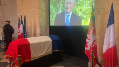 Décès de Gérard Collomb : les Lyonnais lui rendent hommage à l'Hôtel de Ville | mLyon