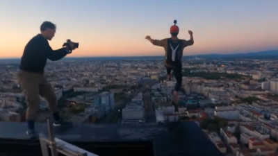 Il saute en parachute depuis la tour To-Lyon (VIDÉO) | mLyon