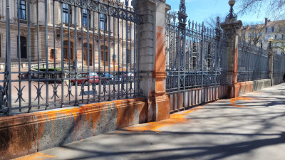 De la peinture orange lancée sur la façade de la préfecture du Rhône | mLyon