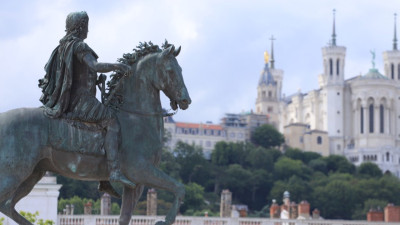 Le grand retour de la statue de Louis XIV ce mardi sur la place Bellecour | mLyon