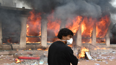 Lyon : l'Office de Tourisme incendié place Bellecour en marge de la manifestation du 17 octobre | mLyon