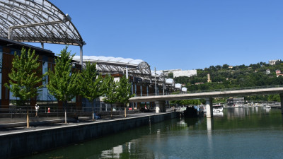 Lyon : un homme violemment agressé à la Confluence, des tirs entendus | mLyon