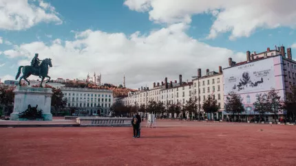 Lyon : l&rsquo;embl&eacute;matique place Bellecour en passe d&rsquo;&ecirc;tre v&eacute;g&eacute;talis&eacute;e