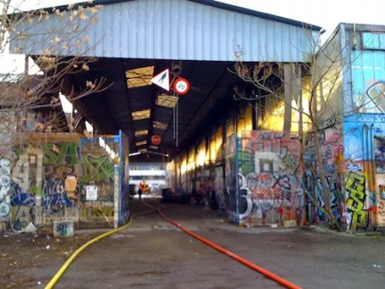 Un incendie a d&eacute;truit une partie de l&rsquo;ancienne friche RVI dans le 8e arrondissement