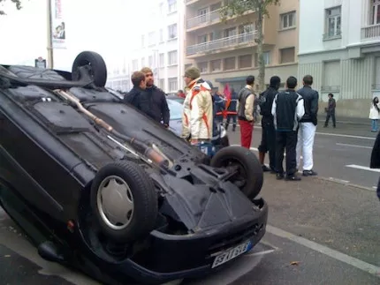 Une voiture sur le toit à la Croix-Rousse
