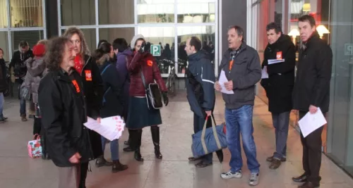 Distribution de tracts contre le projet de métropole européenne