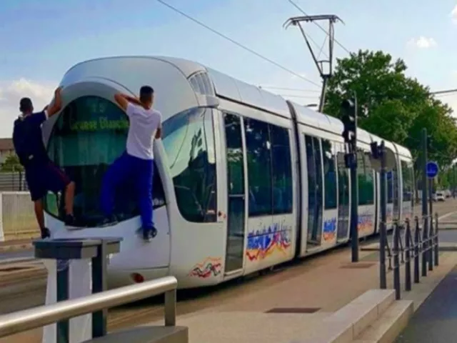 Deux ados s’agrippent à une rame du T5 à Bron